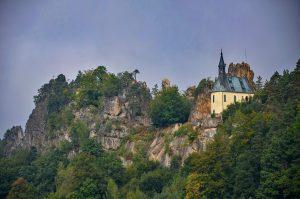 Skalní hrad Vranov - Pantheon vypínající se nad Jizerou