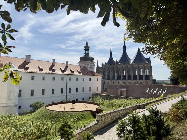 Zahrady jezuitských kolejí, pohled k Chrámu sv. Barbory. Vlevo Středočeská galerie