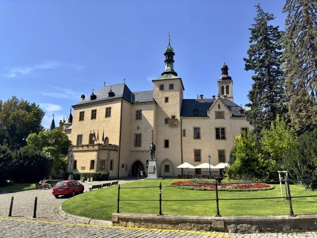 Vlaššký dvůr, dříve královský palác s mincovnou, nyní městský úřad.