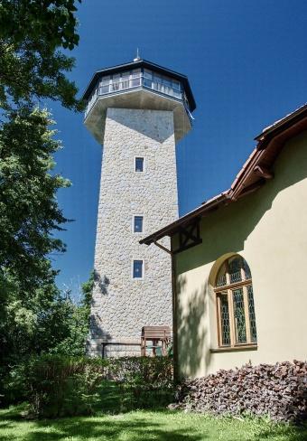 Rozhledna Havířská bouda s vyhlídkovou terasou na vršku Kaňk