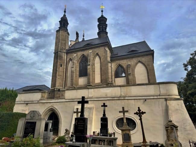 Kostel Všech svatých s kostnicí v Sedlci