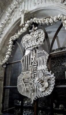 Schwarzenberský erb z lidských kostí.