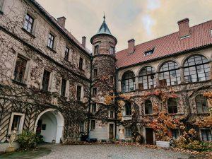 Nádvoří zámku Hrubá Skála